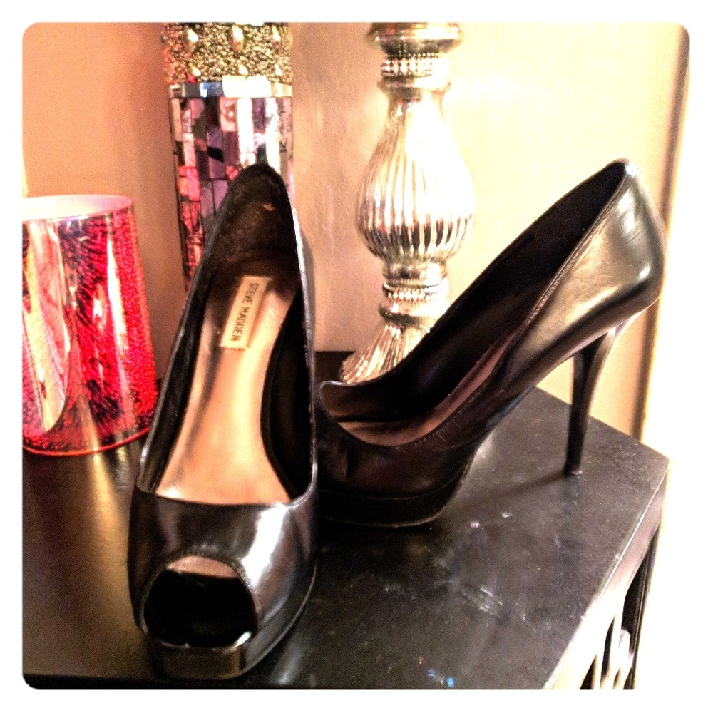 Black peep-toe pumps